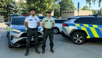 Ležal v kaluži krvi a prestal dýchať. Policajti bojovali o jeho život priamo na ulici