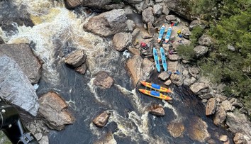 VIDEO: Splav rozbúrenej rieky sa zmenil na nočnú moru. Turistovi museli amputovať nohu priamo medzi perejami