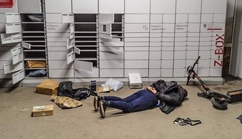 Chceli vyrabovať výdajný box. Polícia zadržala dvoch mužov priamo pri čine