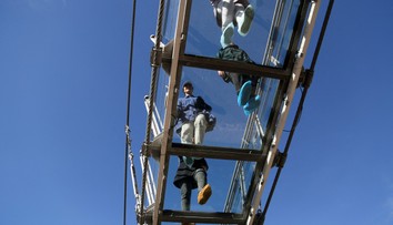 VIDEO: Atrakcia sa zmenila na smrteľnú priepasť. Pod turistami sa zrútil sklenený most