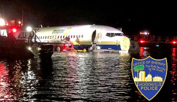 FOTO: Boeing 737 minul na Floride pristávaciu dráhu a skončil v rieke. Na palube bolo 143 ľudí