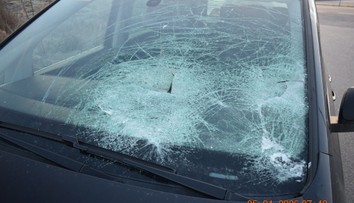 FOTO: Kus ľadu zranil ženu v aute. Vodičom hrozia za túto chybu mastné pokuty