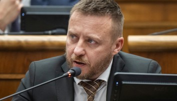 Český biochemik podal trestné oznámenie na Kotlára za výroky o vakcínach. Podozrieva ho zo šírenia poplašnej správy