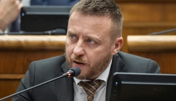 Český biochemik podal trestné oznámenie na Kotlára za výroky o vakcínach. Podozrieva ho zo šírenia poplašnej správy