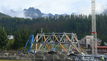 FOTKY: Na Štrbskom plese už stavajú mohutnú vyhliadkovú vežu. Tisíce ľudí boli proti tomu