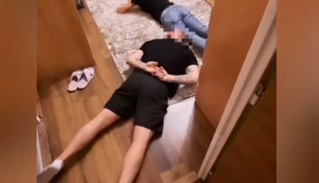 Ranný budíček od kukláčov. V Trnave zadržali rodinku dílerov a vydieračov