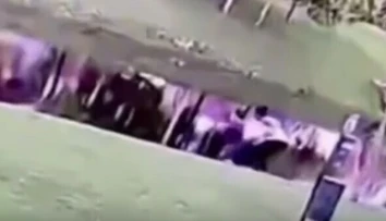 VIDEO: Bezcitná matka hodila postihnutého chlapca do kanála. Druhý pokus bol fatálny
