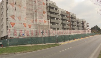 Neslávny Glance House v Bernolákove ožíva. Nový majiteľ už predáva byty