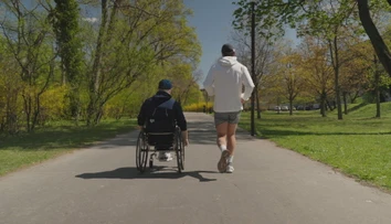 Obyčajný skok do vody sa zmenil na tragédiu. Dnes paralympionik hovorí o živote po úraze
