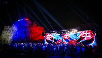 Pod pódium mohli iba pozvaní, bežní ľudia sedeli inde. Oslavy príchodu vierozvestcov vyvrcholili galavečerom