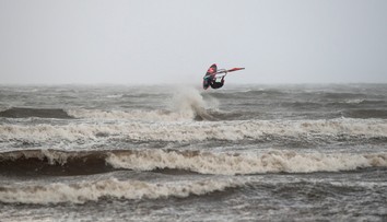 Škandináviu zasiahla silná búrka Knud, jednu osobu zasiahol do hlavy kus strechy