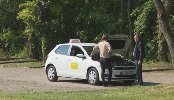 Úspešnosť nových testov na vodičák je vysoká. Inštruktori však poukazujú na viaceré úskalia