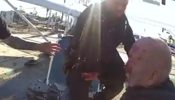 VIDEO: Hrdinský zásah policajtov. Muža vytiahli z havarovaného lietadla tesne pred príchodom vlaku