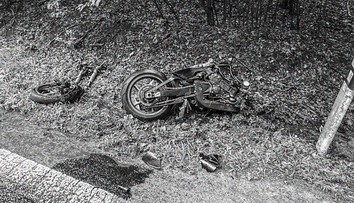 Z motorky po čelnej zrážke s autom zostali trosky. Nehoda na východe Slovenska má tragický koniec