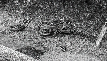 Z motorky po čelnej zrážke s autom zostali trosky. Nehoda na východe Slovenska má tragický koniec