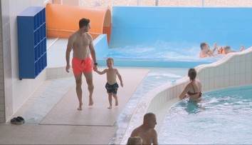 Slovenské kúpaliská zažívajú jednu z najhorších letných sezón vôbec. Počasie im nepraje, akvaparky a wellness sú však plné