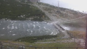 VIDEO: Takmer prázdne Skalnaté pleso sa zrazu vylievalo z brehov