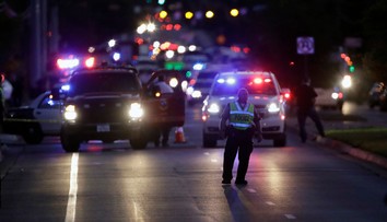 Balíčkový útočník terorizujúci Texas sa odpálil v aute po naháňačke s políciou