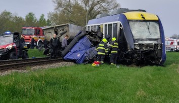 Po zrážke vlaku s kamiónom ošetrili desiatky zranených