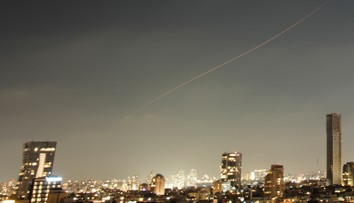 Irán vypálil na Izrael rakety, Tel Aviv zvažuje odvetu
