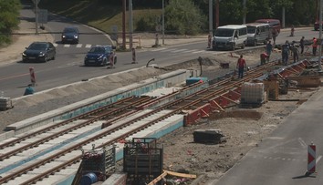 Karlovou Vsou sa nesie dunivý zvuk pri prejazde električkou. Zhotoviteľ už zrejme našiel riešenie