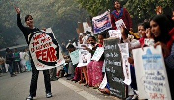 Tínedžerka, ktorú znásilnili a zapálili, zraneniam podľahla