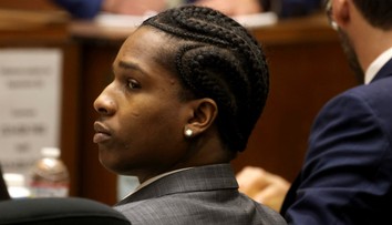 A$AP Rocky na súde: Hrozí mu až 24 rokov väzenia. Na súd s ním prišla aj jeho partnerka Rihanna