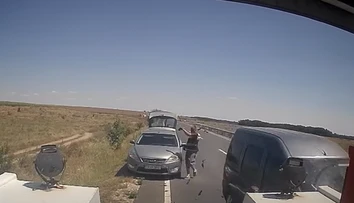 VIDEO: Zastavil pomôcť vodičovi. Zábery ukazujú, ako ho len o vlások nezabilo auto