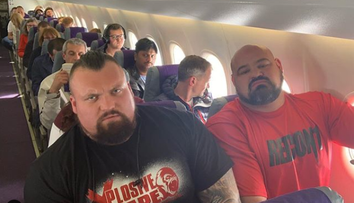 Niekde sa stala chyba. Takmer dvestokiloví siláci museli v lietadle sedieť vedľa seba