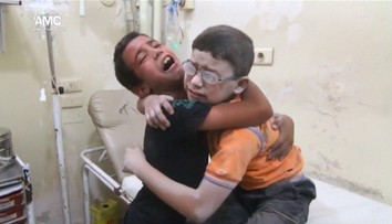 Srdcervúce video zo Sýrie: Dvaja bračekovia plačú v objatí, bomba zabila ich tretieho brata