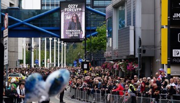 FOTO: Fanúšikovia naplnili ulice, aby sa rozlúčili s Ozzym Osbourneom. Jeho pozostatky pred pohrebom previezli Birminghamom