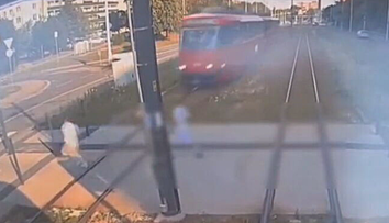 Zázrak na koľajniciach. Chlapec prežil hrozivý stret s električkou, zachránila ho jedna vec