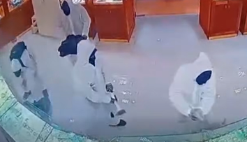 VIDEO: Zábery ako z filmu. Sedem maskovaných osôb vylúpilo zlatníctvo v Bratislave