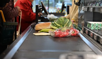 Starenka pri pokladni vo Zvolene počítala posledné drobné. Reakcia neznámeho muža všetkých dostala