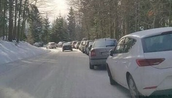 Obrovský nápor turistov na Skalke. Polícia musela uzatvoriť cestu