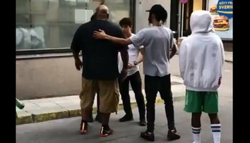 Slávneho rapera obťažovali na ulici. Desivú bitku zachytili na videu