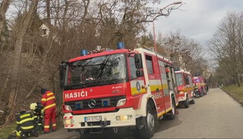 VIDEO: Požiar na bratislavských Kramároch uprostred bieleho dňa. Na mieste zasahovali hasiči aj polícia