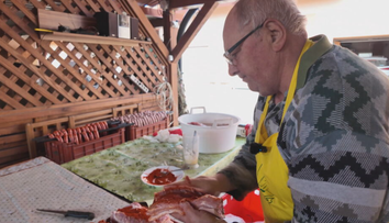Mäsiarsky majster Ján doma údi už 40 rokov. Teplomer nepotrebuje, stačí mu dotyk
