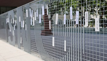 SNG vyzýva ľudí, aby zanechali odkaz na plote nádvoria: Čo pre vás galéria znamená?