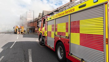 Na západe Londýna horí bývalé sídlo BBC. Zasahuje stovka hasičov, ulica je uzavretá