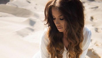 Plačková ako morská panna. Prsia jej zakrývajú iba ruky