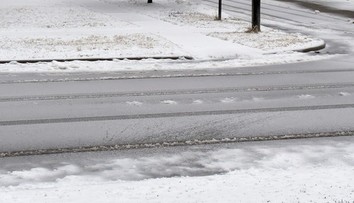 VIDEO: Silné sneženie skomplikovalo dopravu. Ľudia v Prahe museli tlačiť autobus