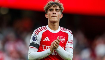 Neprezlieka sa v šatni s ostatnými, ochrankára má vždy po boku. Krok vedľa by sa Arsenalu mohol vypomstiť