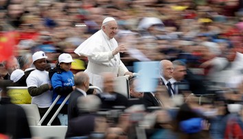 Pápež František previezol v papamobile deti migrantov. Urobil si s nimi aj selfie