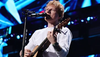 Ed Sheeran zostal bez predskokanov. Po vyradení Macklemora mu postupne odišli všetci
