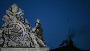 Prvé kolo konkláve sa natiahlo. Odborníčka vysvetľuje, čo mohlo kardinálov zdržať