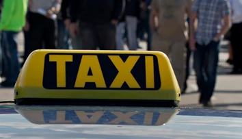 Cestujúci v taxíkoch si môžu vydýchnuť. Rezort vnútra upustil od zákazu, ktorý robil vodičom vrásky na tvári