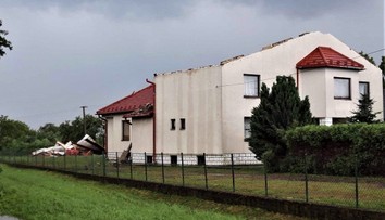 FOTO: V obci Záhor odtrhol silný vietor z domu celú strechu