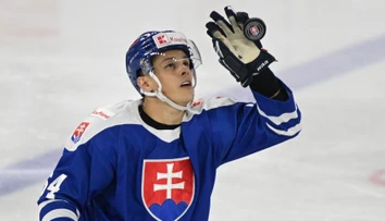 Třinec ukončil špekulácie o odchode slovenského obrancu. Patrik Koch podpísal s klubom nový kontrakt