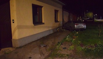FOTO: Úradoval alkohol. Muž (32) autom vyletel z cesty a „zaparkoval“ v rodinnom dome
